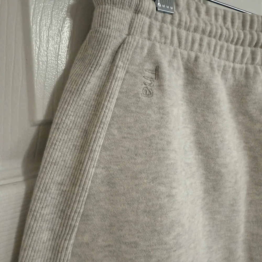 TNA CozyAF Fleece Perfect Hi-Rise Sweatshorts Heather Grey | Aritzia | Size M - Picture 3 of 5
